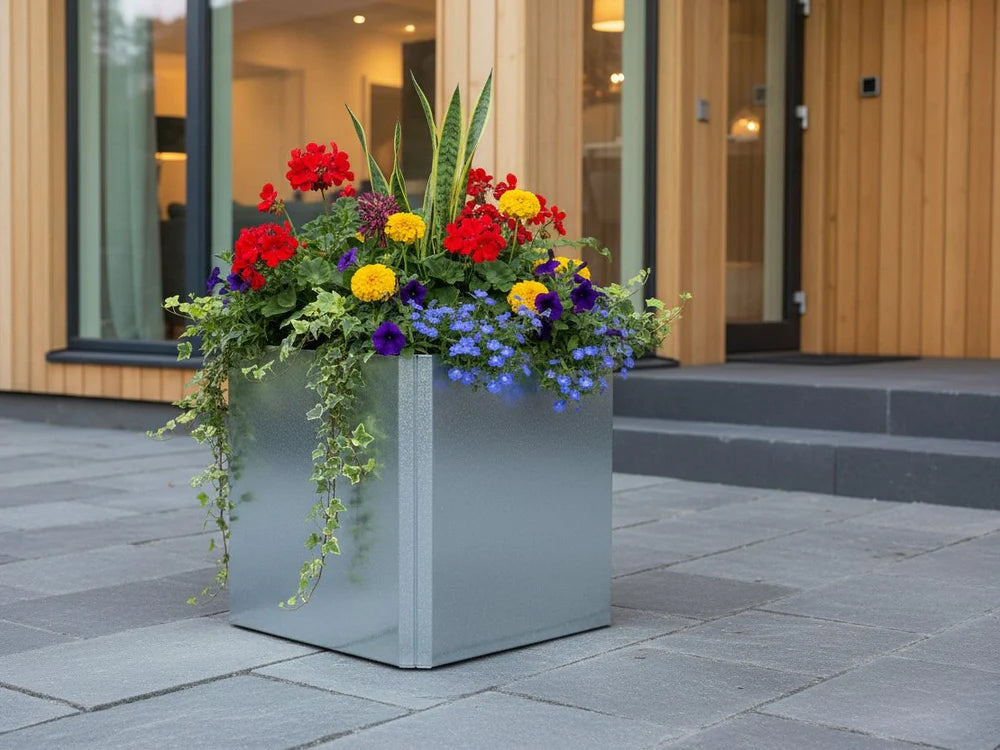 Pflanzkasten aus verzinktem Stahl mit bunten Blumen an moderner Terrasse