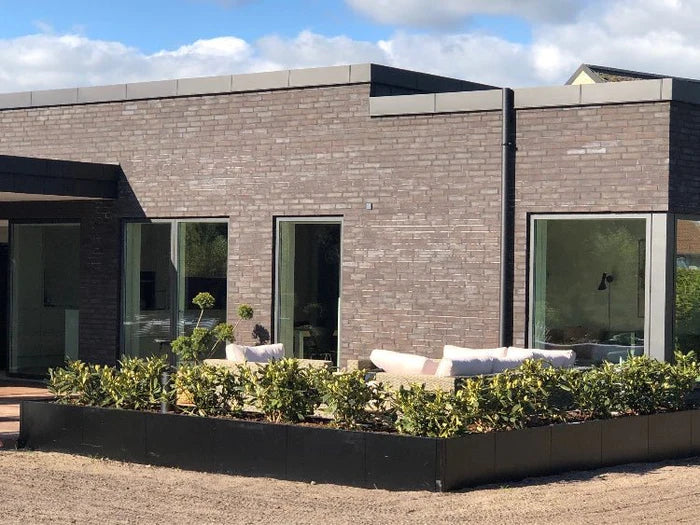 byJEMA CUBY Hochbeete aus schwarz pulverbeschichtetem Stahl nach Sondermaß rund um eine Terrasse