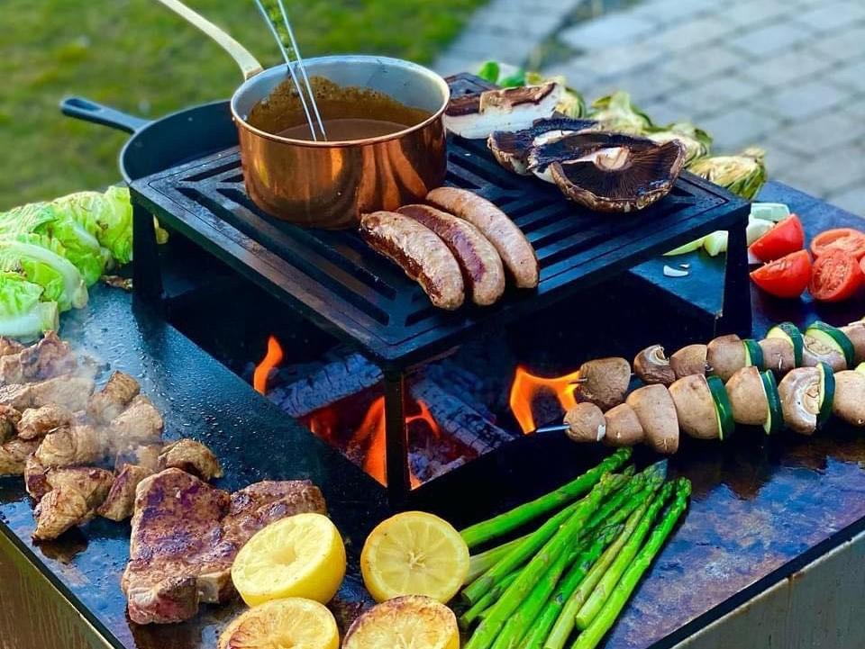byJEMA Feuerplatte aus Cortenstahl mit erhöhtem Grillrost – Grillen im Garten mit Würstchen, Steak, Gemüse und Kupfertopf über offenem Feuer