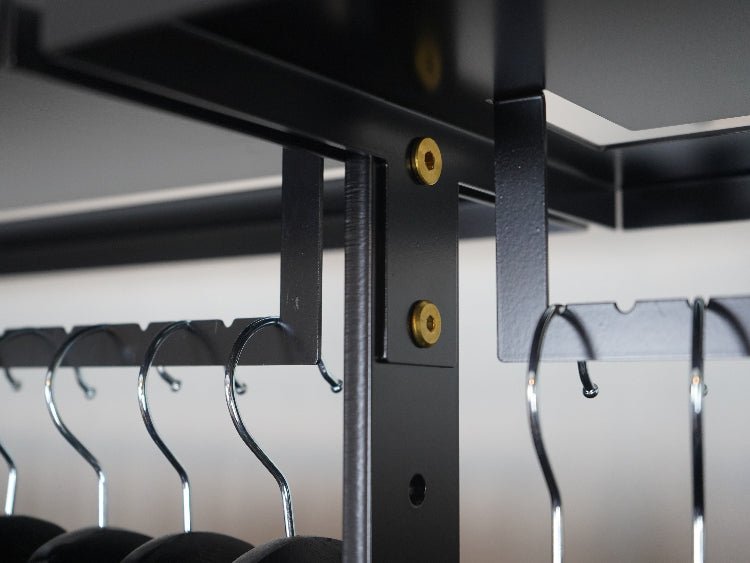 Detail der Konstruktion und Verschraubung beim byJEMA Garderobensystem aus schwarz lackiertem Stahl