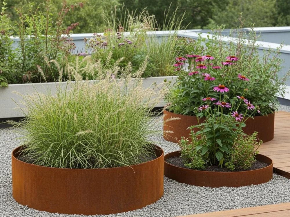 Offene Beeteinfassung aus Cortenstahl von byJEMA nach Maß mit Stauden und Ziergräsern im Kiesgarten