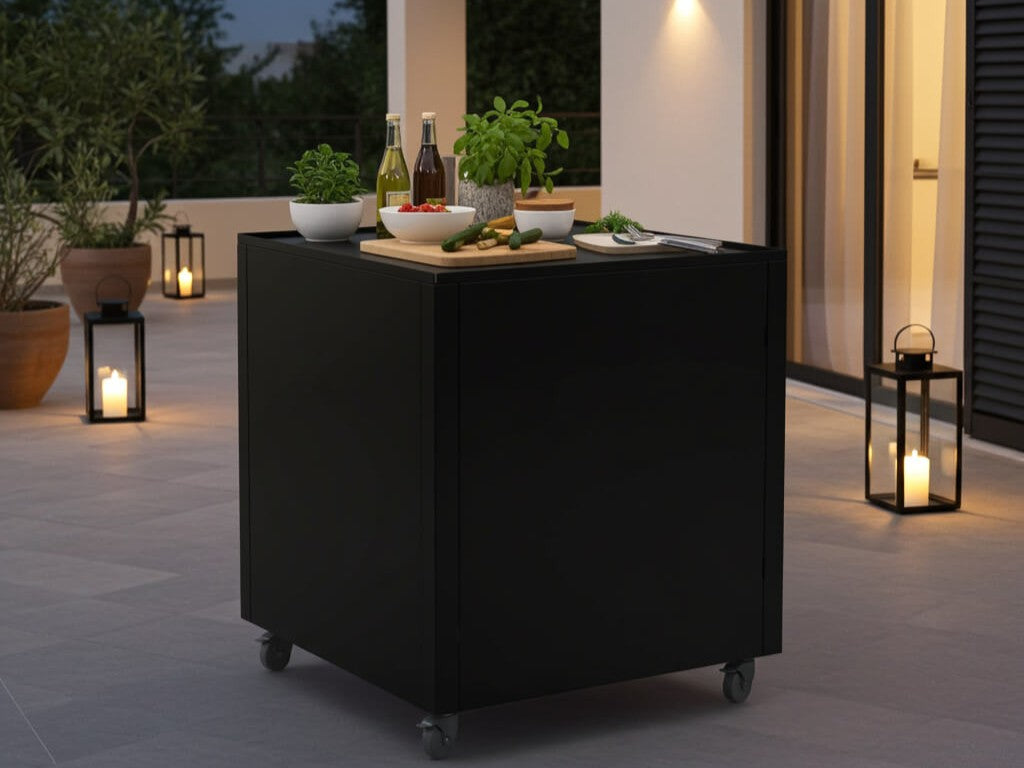 Outdoor-Kuechentisch aus schwarz lackiertem Stahl von byJEMA mit Rollen in stimmungsvoller Abendatmosphaere