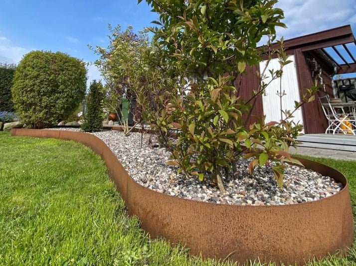 Detailaufnahme einer Rasenkante aus Cortenstahl mit natürlicher Rostpatina – dauerhaft und pflegeleicht