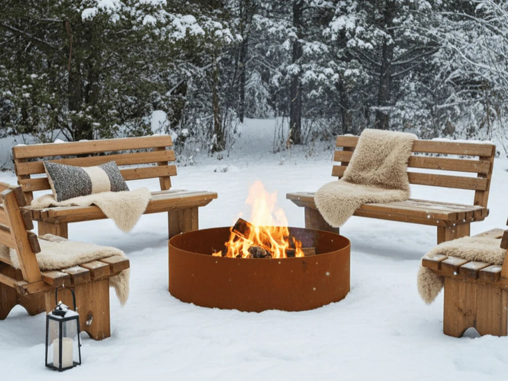 Runde Feuerring aus Cortenstahl im Winter mit brennendem Feuer im Schnee