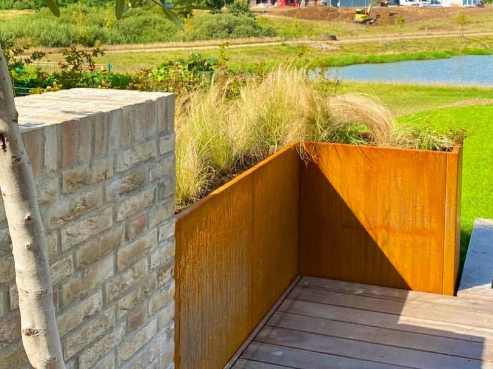 Cortenstahl Pflanzkasten von CUBY als Ecklösung auf Terrasse