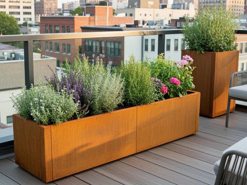 CUBY Pflanzkasten aus Cortenstahl mit Blumen und Kräutern auf Dachterrasse
