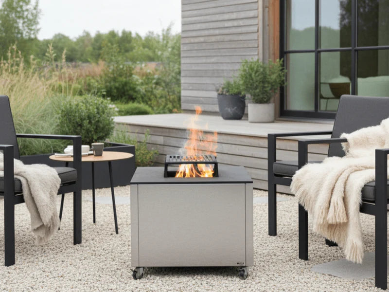 CUBY Feuergrill aus verzinktem Stahl im gemütlichen Loungebereich auf der Terrasse