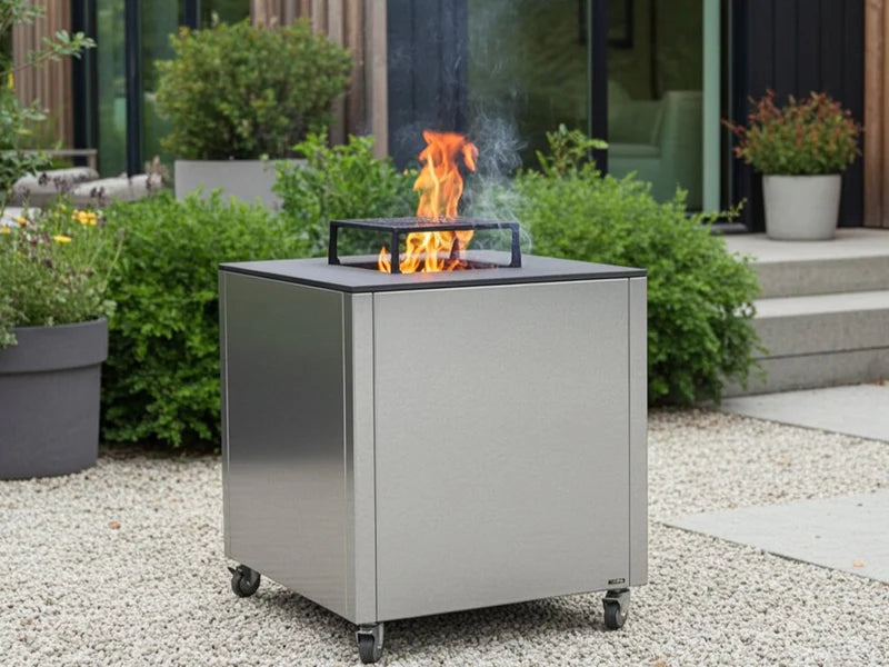 CUBY Feuergrill aus verzinktem Stahl im modernen Garten mit Kies, Treppe und Architektur