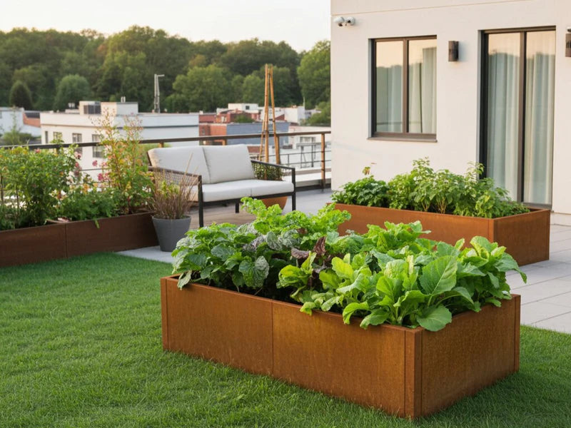 CUBY Hochbeet aus Cortenstahl auf moderner Dachterrasse
