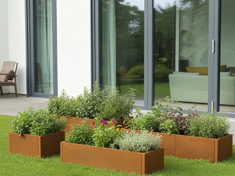 CUBY Hochbeet aus Cortenstahl mit gemischter Bepflanzung auf Terrasse