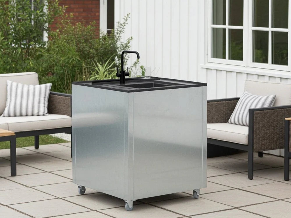 CUBY Outdoorküche mit Spüle aus verzinktem Stahl im Garten mit Lounge und Pflanzen