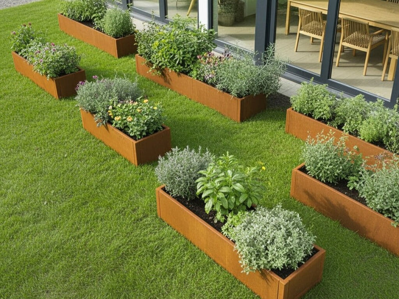 Mehrere CUBY Pflanzkästen aus Cortenstahl im Garten