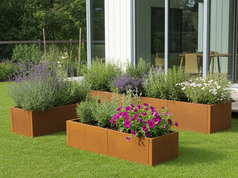 Niedriger CUBY Pflanzkasten aus Cortenstahl mit Blumen