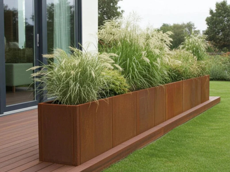 CUBY Pflanzkasten aus Cortenstahl entlang Terrasse