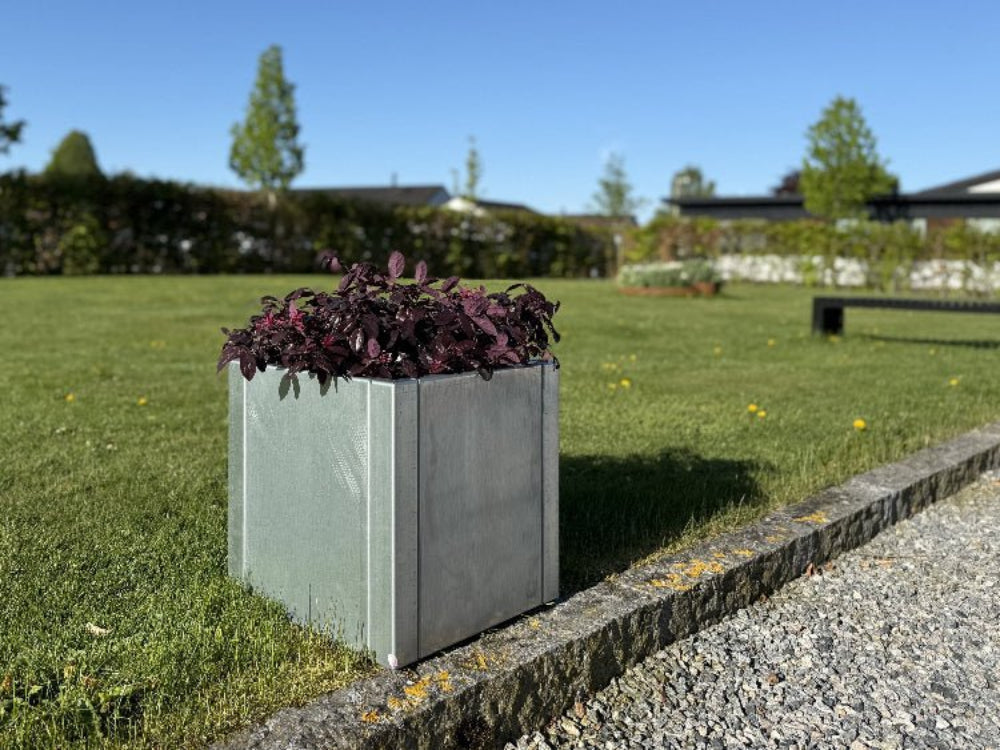 CUBY quadratischer Pflanzkübel aus verzinktem Stahl auf Rasenfläche platziert