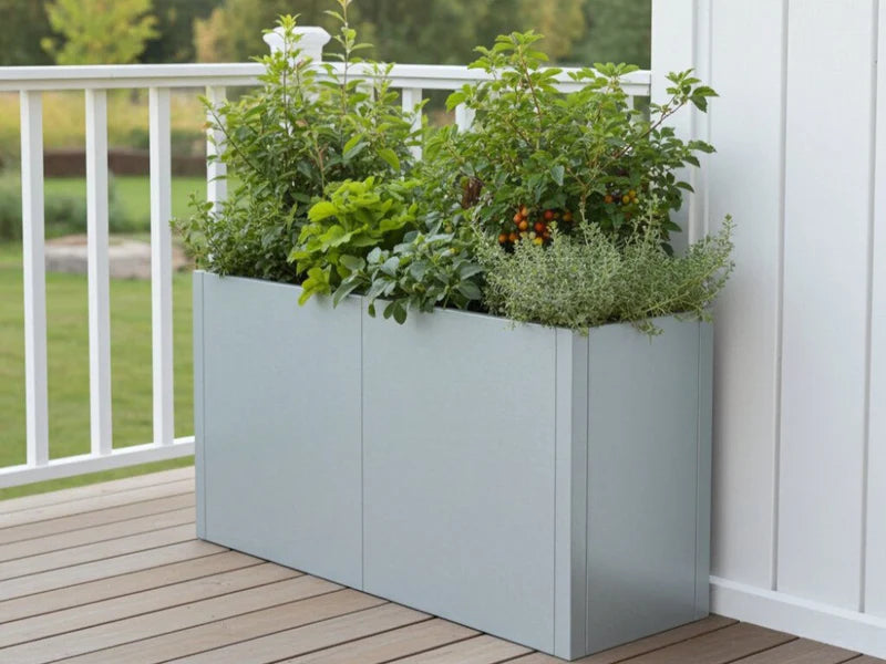 CUBY rechteckiger Pflanzkübel aus verzinktem Stahl mit üppigen Pflanzen auf der Terrasse