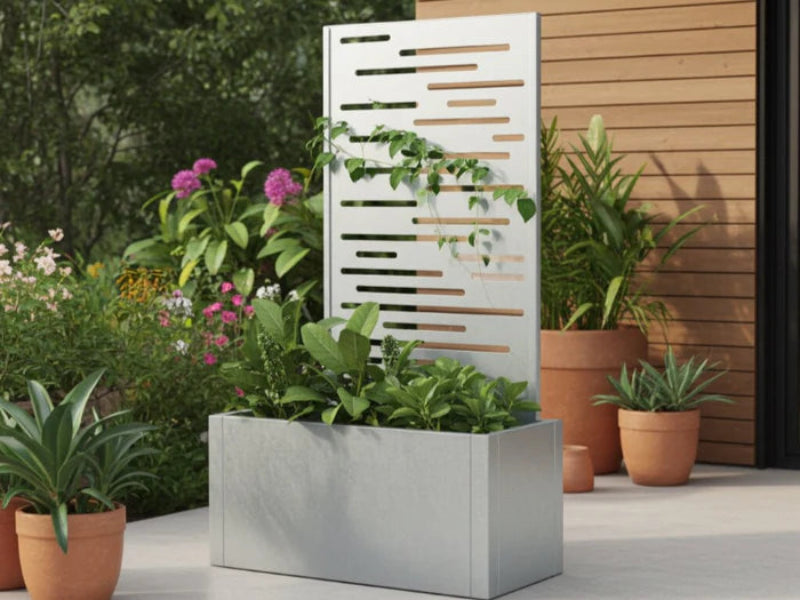 Pflanzkasten aus verzinktem Stahl von CUBY mit Rankgitter und Bepflanzung