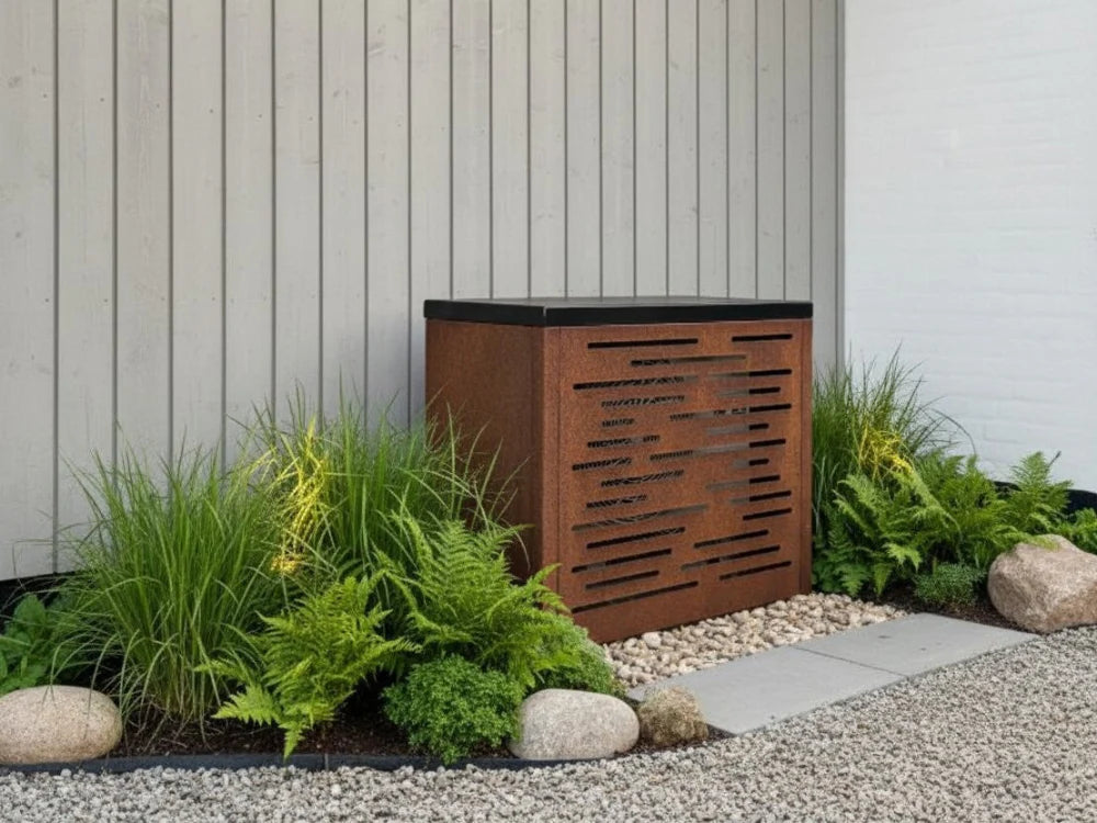 CUBY Wärmepumpenverkleidung aus Cortenstahl im naturnahen Garten