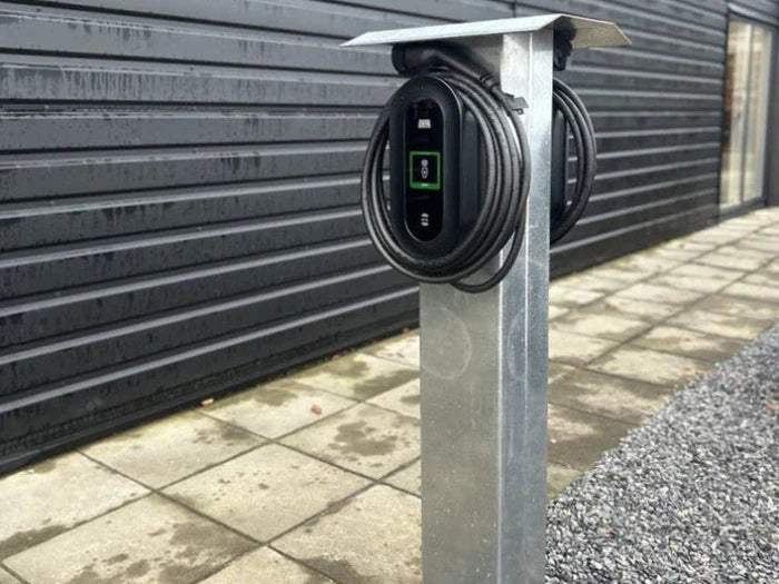 Freistehende E-Ladesäule aus verzinktem Stahl in Schrägansicht