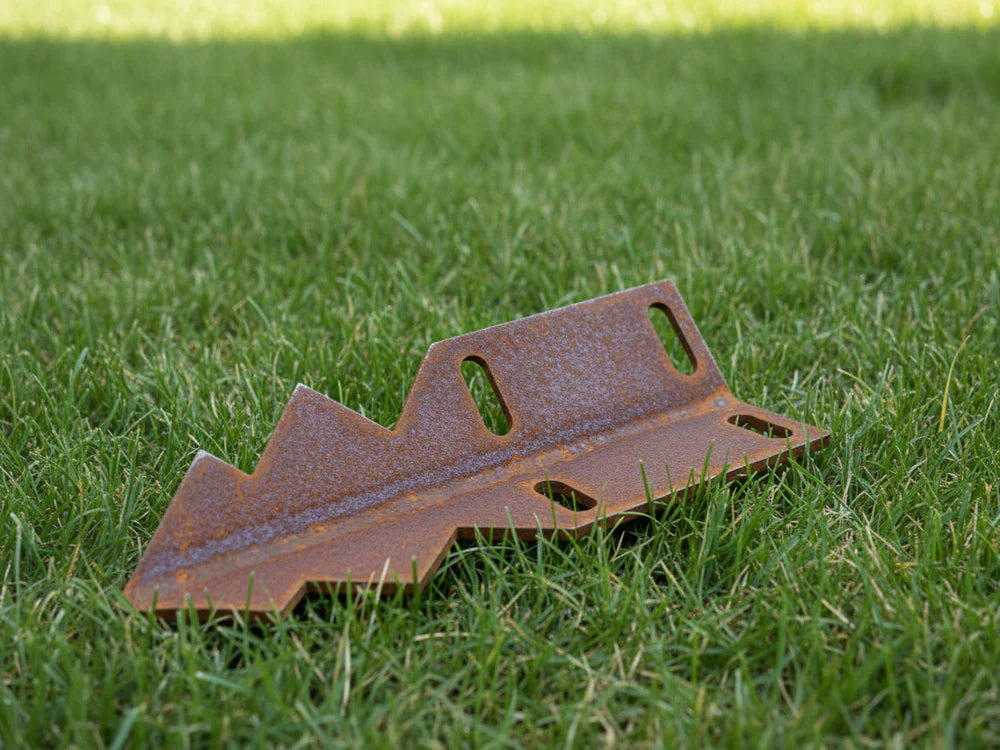 Eckverbinder aus Cortenstahl für 45 Grad Verbindung von Beetkante mit schwarzen Schrauben