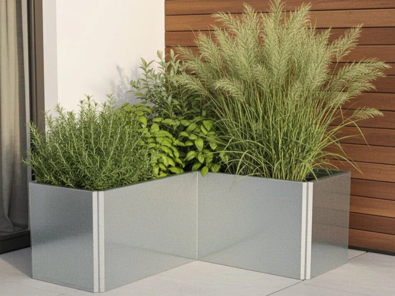 Niedriger EDGY Eck-Pflanzkübel aus verzinktem Stahl auf terrasse