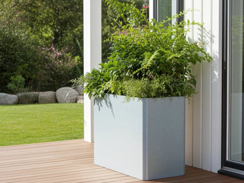 Hoher EDGY Pflanzkübel aus verzinktem Stahl an Hausfassade