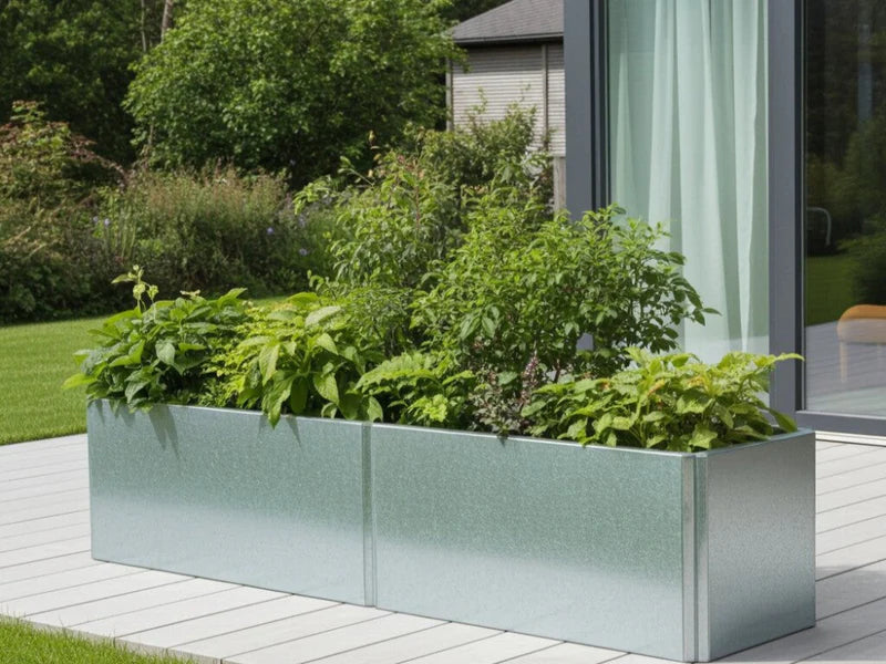 Langer flacher EDGY Pflanzkübel aus verzinktem Stahl mit dichter Bepflanzung