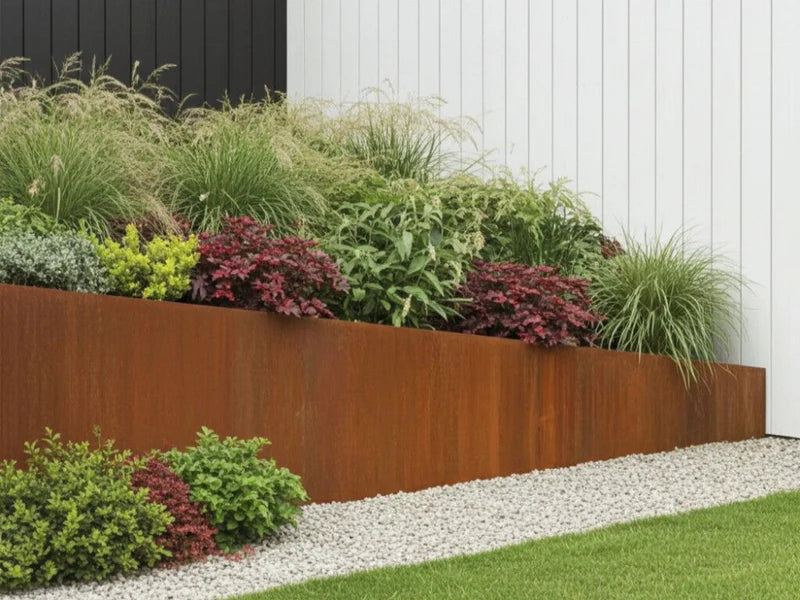 Geneigte Stützmauer aus Cortenstahl im modernen Garten