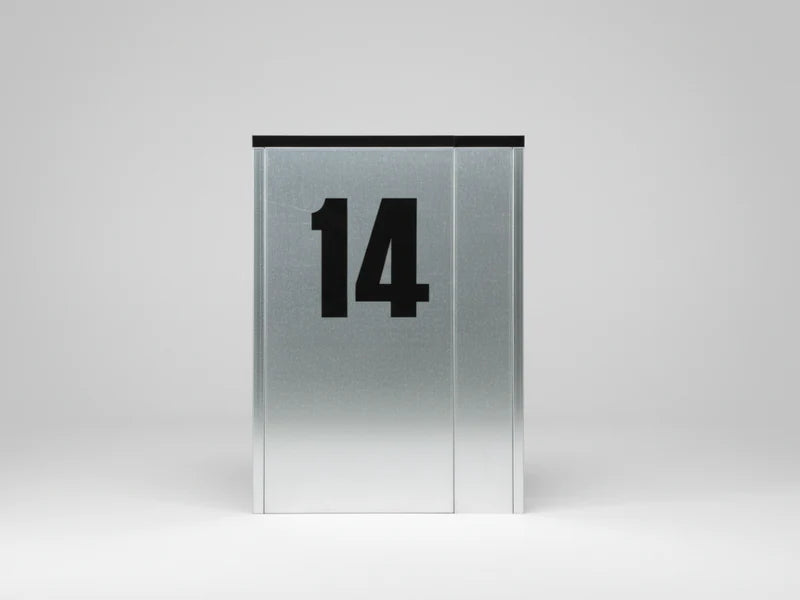 Hausnummer aus verzinktem Stahl auf moderner Mülltonnenverkleidung