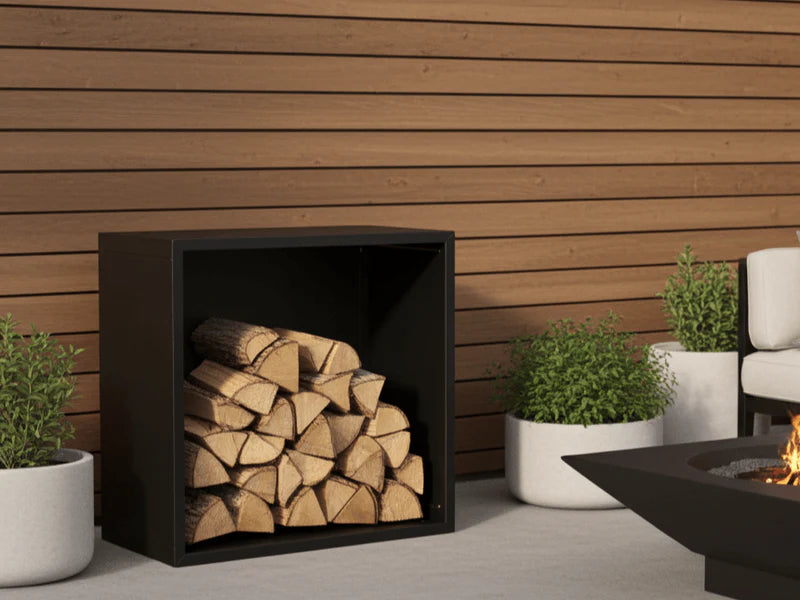 Holzlager aus schwarz pulverbeschichtetem Stahl auf moderner Terrasse mit Feuertisch