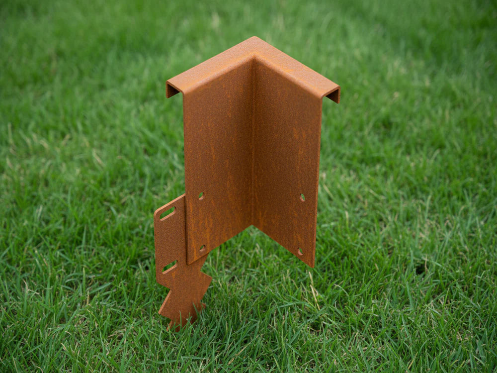 Innenwinkel 90 Grad aus Cortenstahl für Rasenkante mit Umbiegung und Verbindungsanker