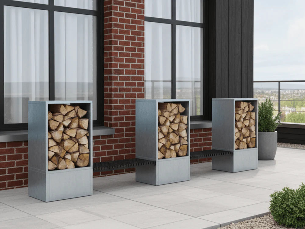 Kaminholzregal aus verzinktem Stahl mit drei Modulen und integrierter Sitzbank auf moderner Terrasse