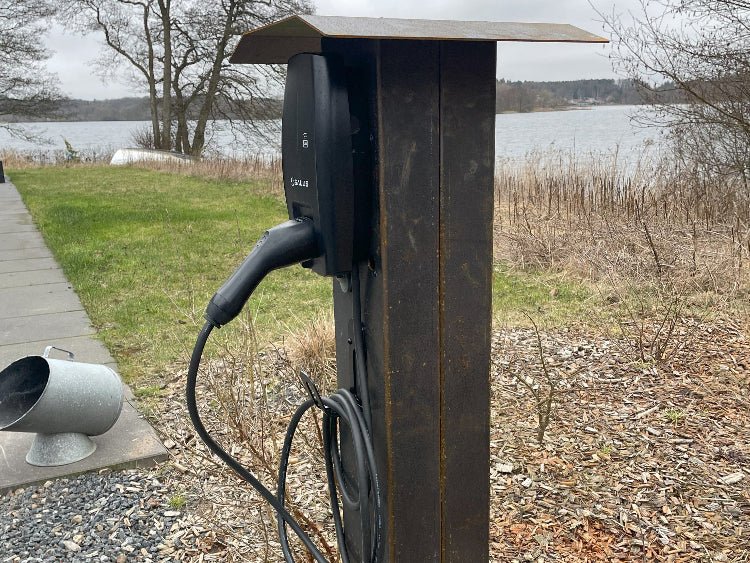 Seitenansicht einer freistehenden Ladesäule aus Cortenstahl