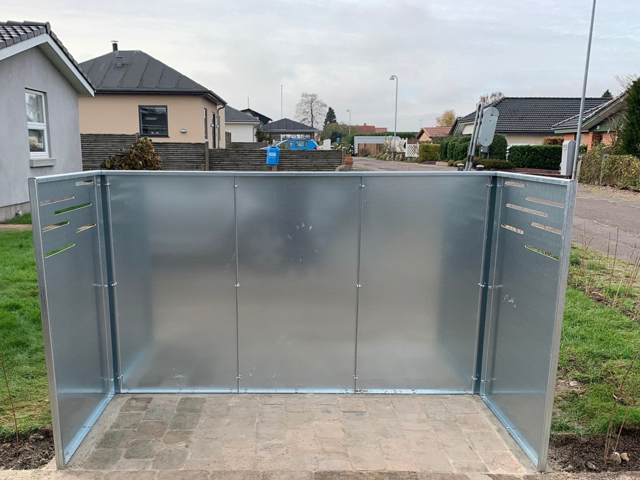 Rückansicht einer Mülltonnenverkleidung aus verzinktem Stahl mit stabiler Metallkonstruktion