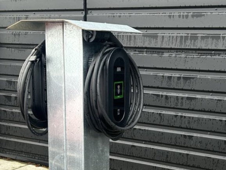 Wallbox-Stehle aus verzinktem Stahl vor dunkler Hausfassade