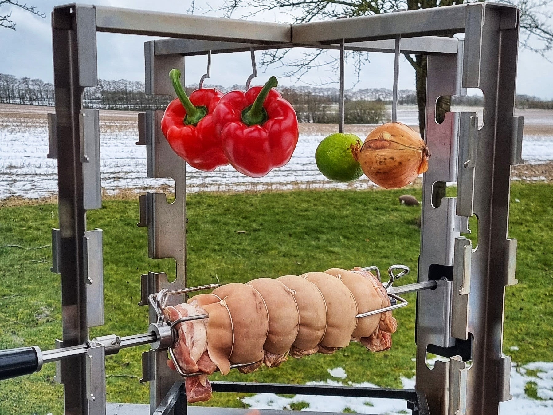 Porchetta grillet på rottiseri over åben ild. 