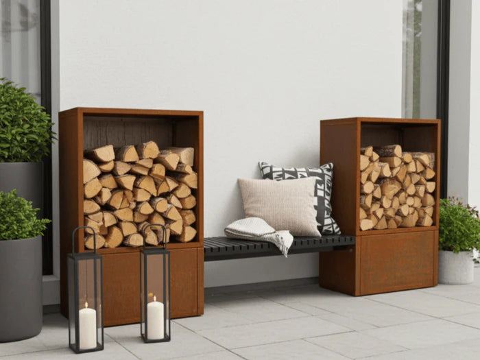 Modernes Brennholzlager aus Cortenstahl mit integrierter Sitzbank für Terrasse und Garten