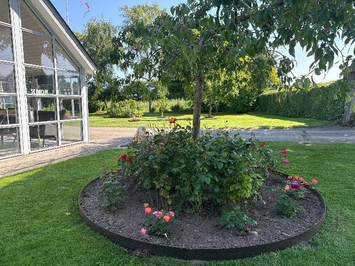 Große runde Beeteinfassung aus Cortenstahl von byJEMA nach Maß um ein Rosenbeet