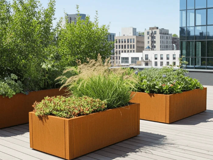 byJEMA Pflanzkübel aus Cortenstahl mit Pflanzen auf moderner Dachterrasse