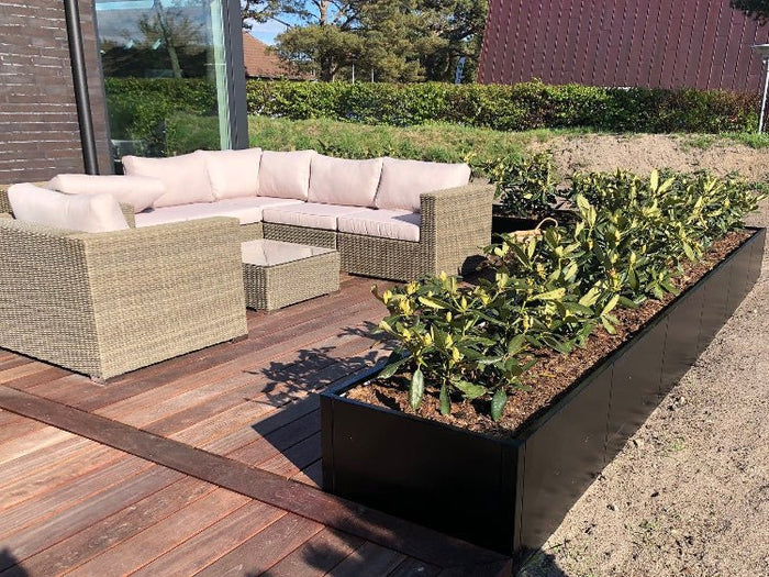 byJEMA CUBY Pflanzkübel aus schwarz pulverbeschichtetem Stahl als Terrassenbegrenzung im Garten