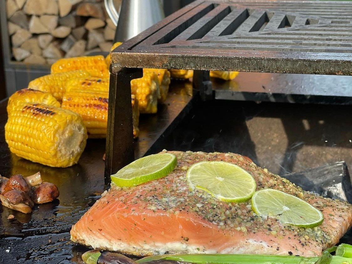 byJEMA Feuerstelle aus Cortenstahl mit Stahl-Grillplatte – Lachsfilets mit Zitrone und Kräutern über offenem Feuer
