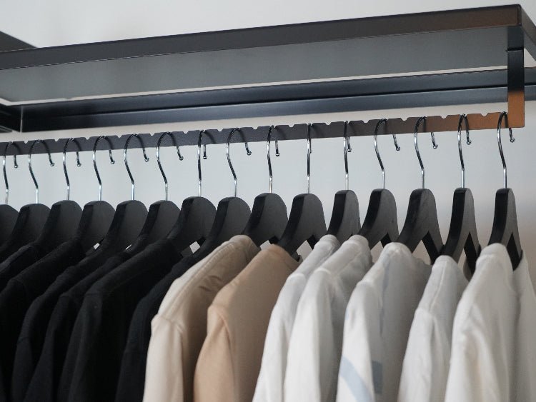 Detail der Kleiderstange am byJEMA Garderobensystem aus schwarz lackiertem Stahl mit Bügeln