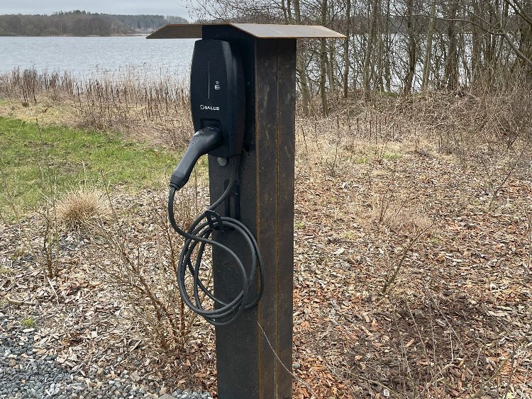 Ladesäule aus Cortenstahl für Elektroauto im Außenbereich – robuste und witterungsbeständige Ladestation in moderner Rostoptik