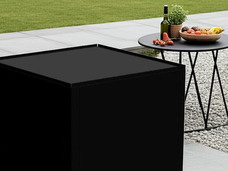 Detail der Arbeitsplatte des byJEMA Outdoor-Kuechentisches aus schwarz lackiertem Stahl