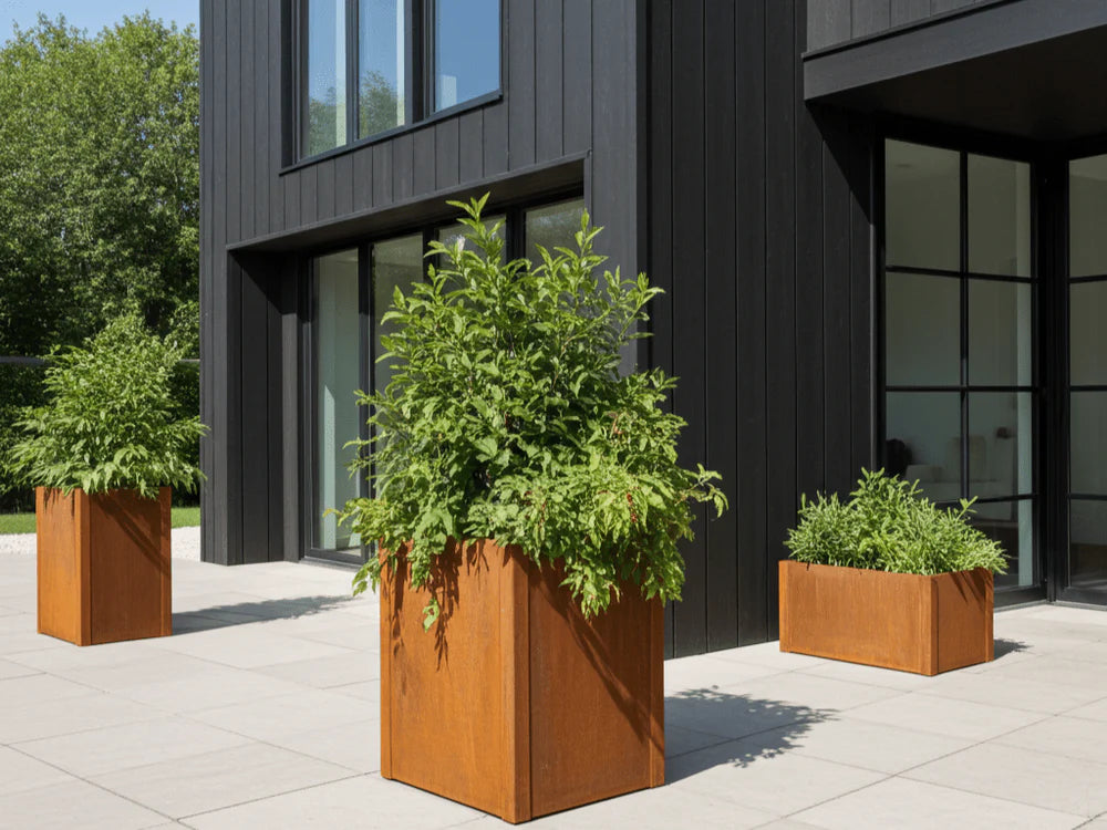 byJEMA CUBY Pflanzkübel aus Cortenstahl 40 x 40 x 80 cm mit Pflanzen auf moderner Terrasse