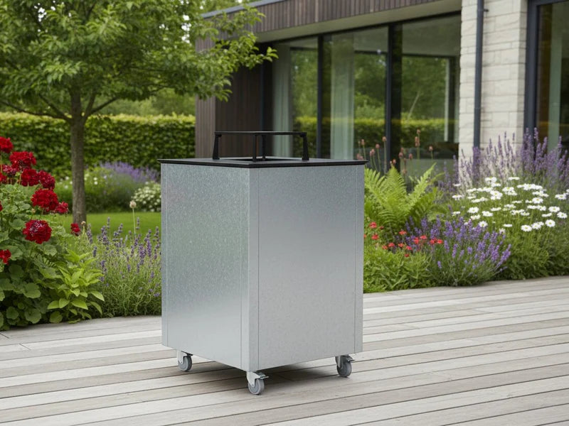 CUBY Feuergrill aus verzinktem Stahl im Garten mit blühender Bepflanzung