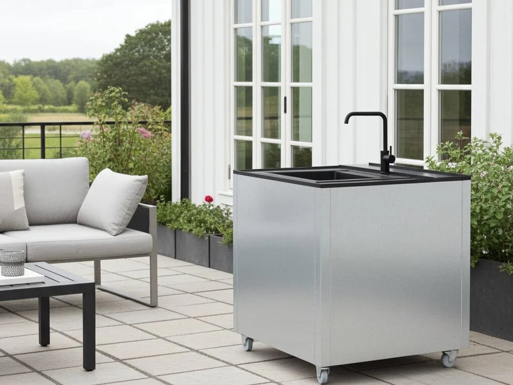 CUBY Outdoorküche mit Spüle aus verzinktem Stahl auf Terrasse bei modernem Haus