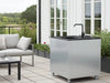 CUBY Outdoorküche mit Spüle aus verzinktem Stahl auf Terrasse bei modernem Haus