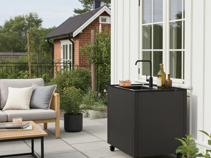 CUBY Spülmodul aus schwarz lackiertem Stahl auf moderner Terrasse