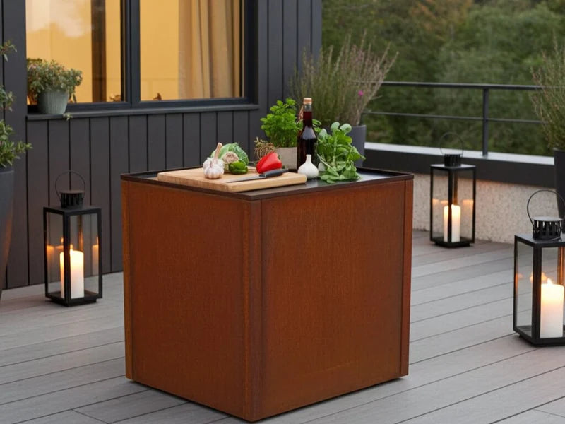 CUBY Outdoor-Küchentisch aus Cortenstahl mit Schneidebrett und Gemüse